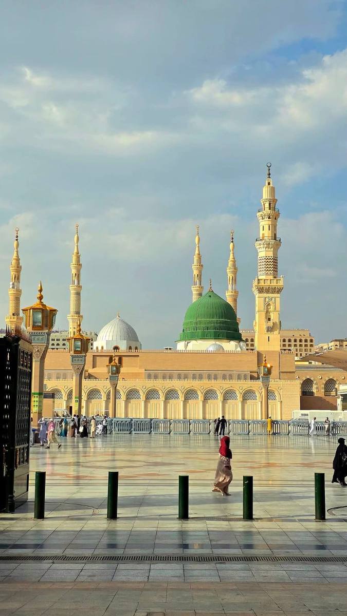 Kubah hijau Masjid Nabawi dilihat dari halaman masjid pada sore hari