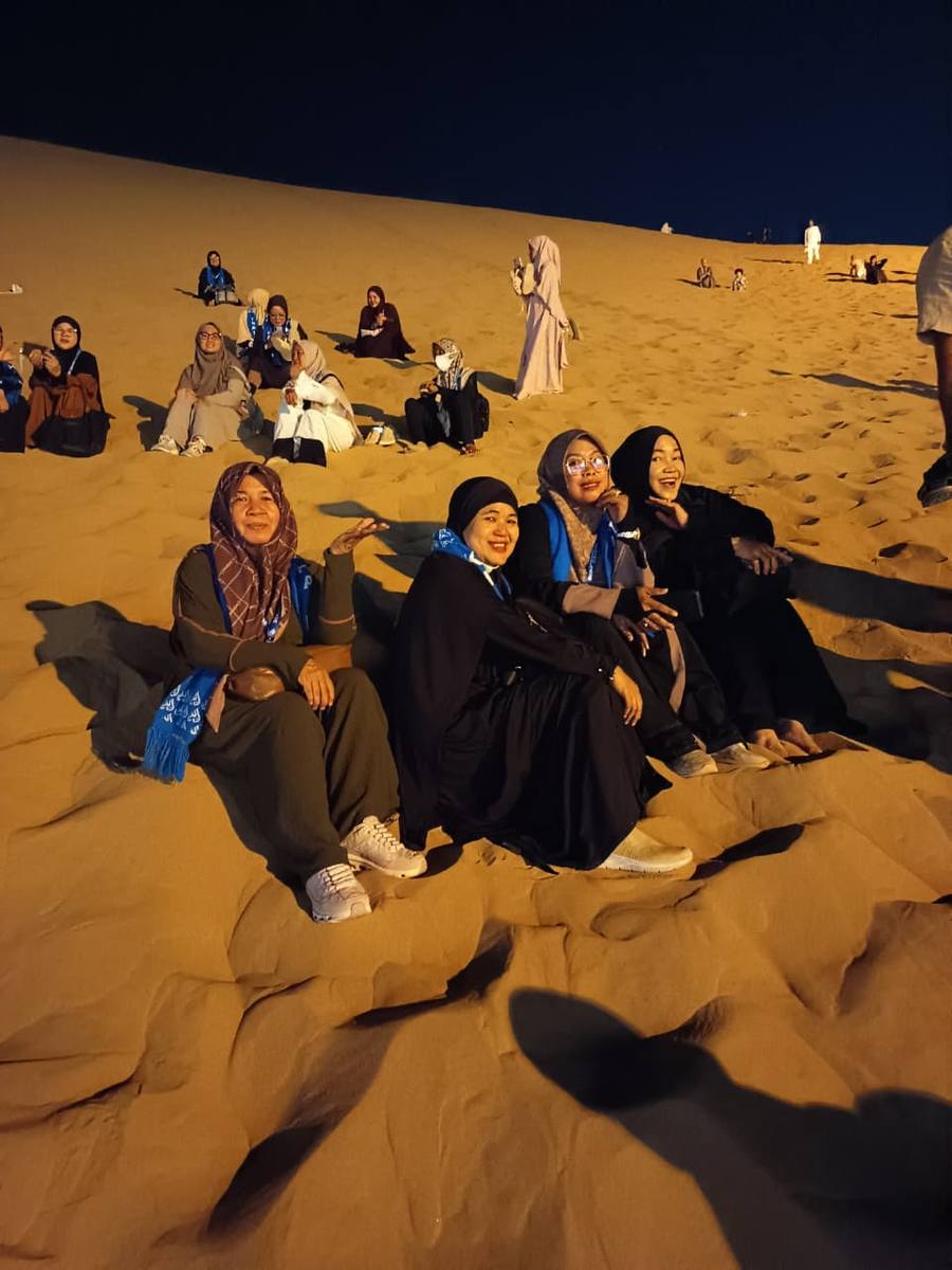 Suasana perkemahan di gurun saat program safar pada malam hari