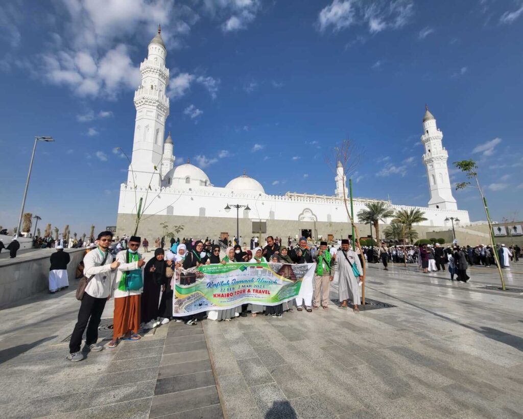 Jamaah KHAIRO berpose di depan Masjid Nabawi sambil memegang spanduk kelompok