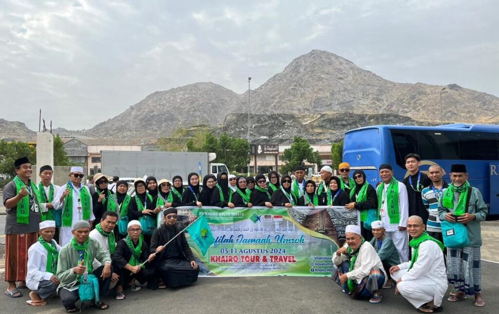 Foto bersama jamaah KHAIRO di bawah gunung Jabal Nur sambil memegang spanduk kelompok