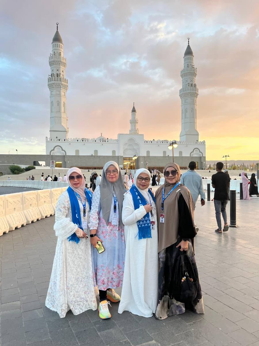 Empat jamaah KHAIRO berpose di halaman Masjid Nabawi di bawah langit sore