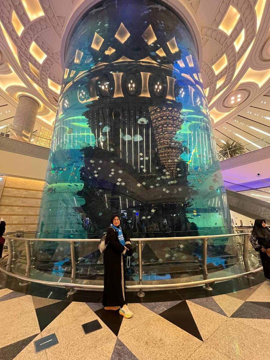 Detail arsitektur Sumur Zamzam dengan ornamen emas dan lampu gantung kristal