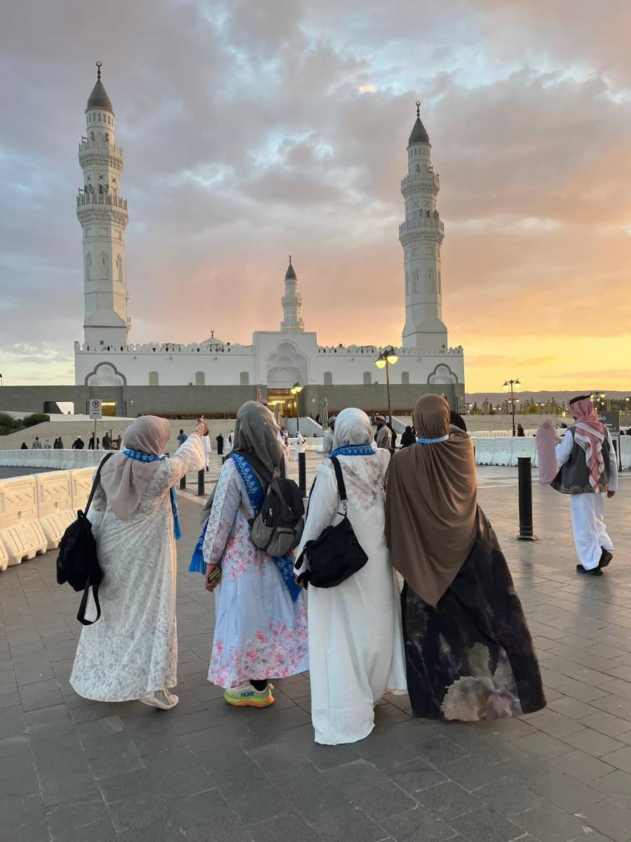 Jamaah berjalan menuju Masjid Nabawi saat matahari terbenam