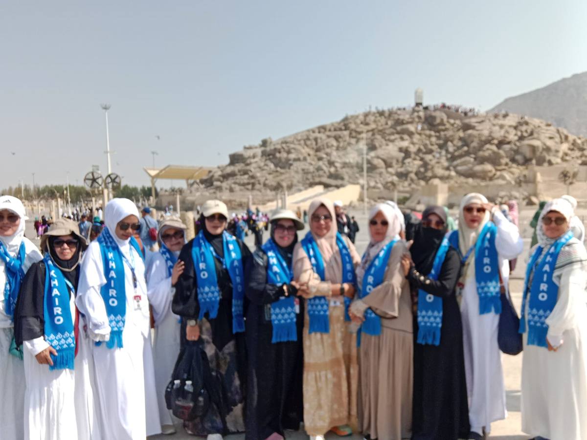 Foto bersama jamaah KHAIRO dengan gunung Jabal Nur di latar belakang
